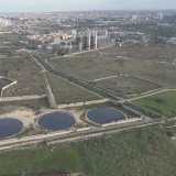 Stanic � Invece andando verso il centro via Bruno Buozzi costeggia il muro perimetrale dell�ex Stanic, che oggi racchiude un�area di 500mila metri quadrati non accessibile ai baresi. Verso la fine della strada, all�altezza dell�ex centrale dell�Enel (anch�essa dismessa), trovano spazio alcuni caseggiati, tra cui le palazzine che furono abitate dai primi operai della Stanic (all'epoca "Anic") negli anni 30